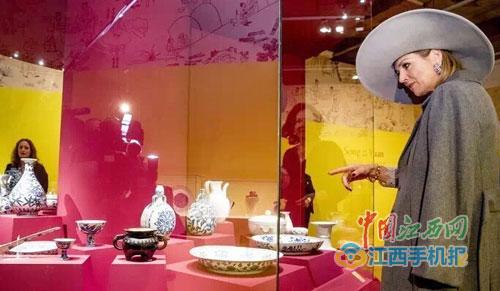 中國僑網(wǎng)景德鎮(zhèn)御窯遺址出土的文物令荷蘭文博界人士大飽眼福,。(程萬海 攝)