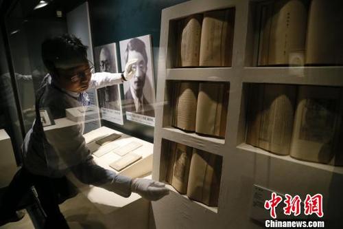 中國(guó)僑網(wǎng)工作人員布展,。國(guó)圖供圖