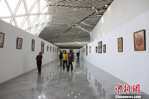 中國僑網(wǎng)尼泊爾唐卡展覽現(xiàn)場(chǎng),?!≡鴿崱z