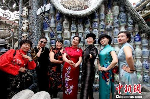 中國(guó)僑網(wǎng)資料圖:身著旗袍的女士們?cè)诖煞孔忧白耘?。張道?攝