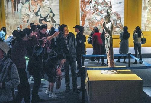 中國僑網(wǎng)“絲路之魂”大展期間,,上百萬觀眾來到成都博物館參觀,。(本報記者 郝飛 攝)