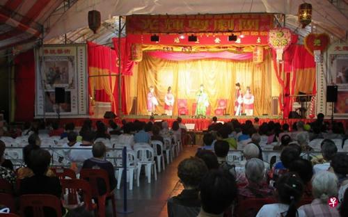 中國僑網(wǎng)黃埔通道空地上的粵劇表演,,觀眾絕大多數(shù)年逾半百,。(新加坡《聯(lián)合早報》/黃子明 攝)