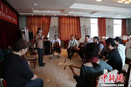 中國僑網(wǎng)圖為參加“蒙古族呼麥藝術(shù)人才培養(yǎng)”項目的學員們正在集體排練,。(李佳音 攝)