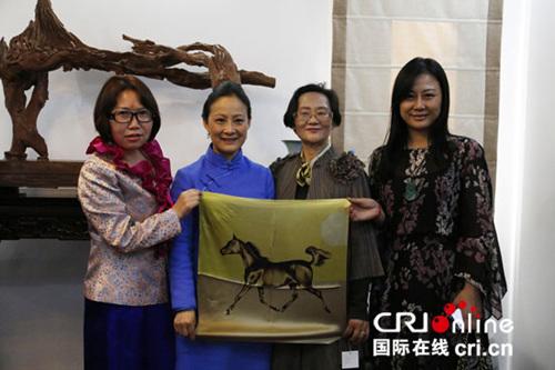 中國僑網(wǎng)油畫《金色駿馬》為題材制作的絲巾