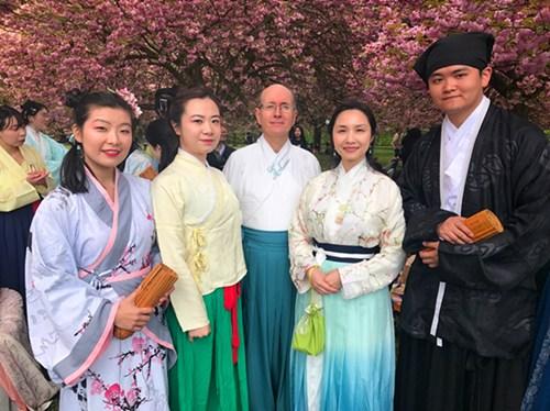 中國(guó)僑網(wǎng)“櫻花上巳節(jié)”主辦方法國(guó)博衍漢章傳統(tǒng)研習(xí)會(huì)會(huì)長(zhǎng)仲巾函(右二)與會(huì)員和志愿者們合影,。(法國(guó)《歐洲時(shí)報(bào)》/張新 攝)