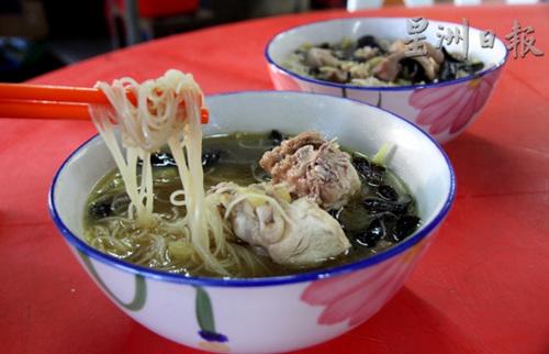 中國僑網(wǎng)黃酒雞可單點(diǎn)或是加入面線或米粉,,濃郁的黃酒香氣絕對會挑起你的味蕾,。(馬來西亞《星洲日報》/陳佩莉 攝)
