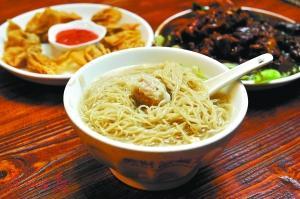 中國(guó)僑網(wǎng)吳錦星做的云吞面,。(楊耀燁 攝)