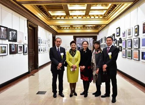 中國(guó)僑網(wǎng)本次影展策展人伍彬,、天津的攝影師們和張美芳合影,。(美國(guó)《僑報(bào)》資料圖)