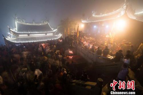 中國(guó)僑網(wǎng)18日晚,福建湄洲島媽祖祖廟香煙升騰,、人聲鼎沸?!±钅宪帯z