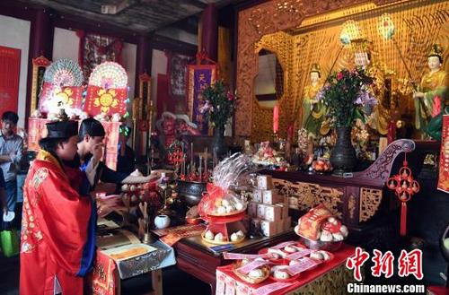中國僑網(wǎng)4月19日農(nóng)歷三月廿三,,是天后媽祖誕辰1057周年紀(jì)念日,福州三坊七巷郎官巷天后宮舉行法會為媽祖軟身神塑像供奉鎏金鳳冠,,開啟紀(jì)念媽祖誕辰日系列活動的序幕,。 記者劉可耕 攝