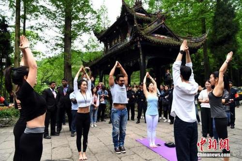 中國僑網(wǎng)4月20日,,印度國寶級影星阿米爾·汗來到四川成都,,開啟了他體驗(yàn)中國四川行成都站的系列活動,。圖為阿米爾·汗與瑜伽愛好者同練瑜伽,。安源 攝