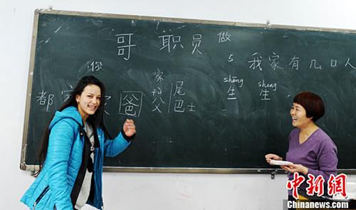 中國(guó)僑網(wǎng)資料圖:西北師范大學(xué)2015年?yáng)|干班代課老師告訴中新社記者,在與東干族新生互動(dòng)時(shí)會(huì)發(fā)現(xiàn),東干語(yǔ)保留著很多陜甘方言的“土話”,。楊艷敏 攝