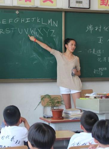 中國(guó)僑網(wǎng)劉睿安教孩子們簡(jiǎn)單的英文字母,。(美國(guó)《僑報(bào)》資料圖)