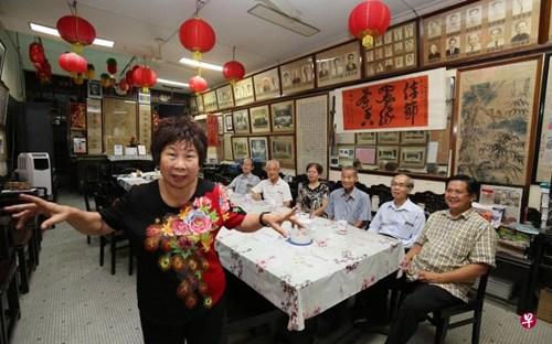 中國(guó)僑網(wǎng)新加坡本地已故講古大師李大傻的入室女弟子李瑞霞(左)將在文化遺產(chǎn)節(jié)期間到李氏書室“講古”,。(新加坡《聯(lián)合早報(bào)》/梁麒麟 攝)
