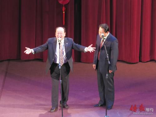 中國僑網圖為魏文亮(左)和劉晰宇表演相聲《歡歌笑語》,。(美國《僑報》/王伊琳 攝)