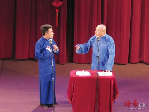 中國僑網圖為李春熠(左)和臧威表演相聲《規(guī)矩論》。(美國《僑報》/王伊琳 攝)