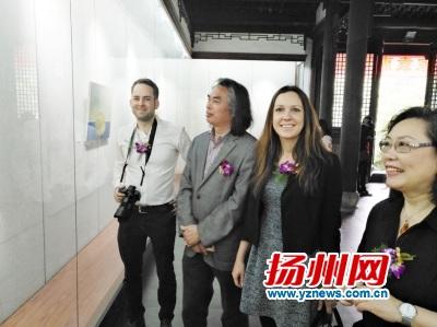 中國(guó)僑網(wǎng)挪威駐上海領(lǐng)事館副總領(lǐng)事觀看畫展,。(吳娟 攝)