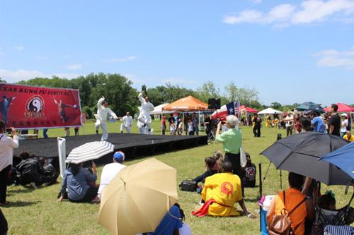 中國(guó)僑網(wǎng)第二屆德克薩斯州功夫節(jié)日前在休斯敦Brazos River Park熱鬧展開,。(美國(guó)《世界日?qǐng)?bào)》/郭宗岳 攝)