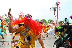 中國(guó)僑網(wǎng)普寧市新壇村陳氏祖祠前的英歌舞,。