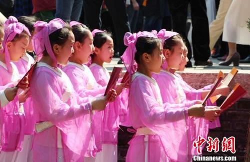 中國僑網鄒城小學生在現(xiàn)場誦讀孟子經典,“孟子曰:民為貴,,社稷次之,,君為輕”?!≮w曉 攝