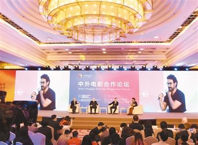 中國僑網(wǎng)圖為第七屆北京國際電影節(jié)中外電影合作論壇在北京舉行,。(新華社 魯鵬 攝)