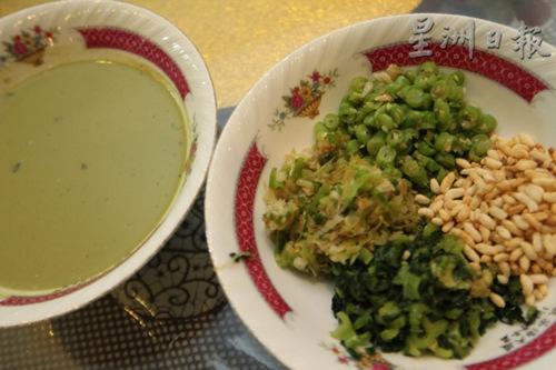 中國(guó)僑網(wǎng)配上各種已切碎炒熟的佐菜,,如四季豆,、蒜苗、菜心及爆米香等,,一道美味的擂茶就此完成,。(馬來(lái)西亞《星洲日?qǐng)?bào)》/黃志漢 攝)