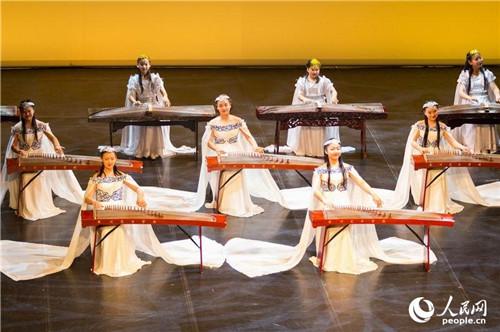 中國(guó)僑網(wǎng)中國(guó)青少年交流演奏古箏