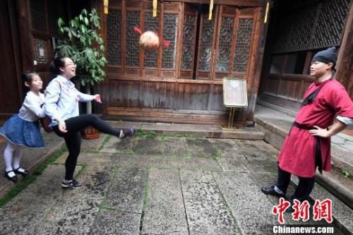 中國(guó)僑網(wǎng)福州市民體驗(yàn)蹴鞠傳統(tǒng)民俗競(jìng)技活動(dòng)?!⒖筛?攝