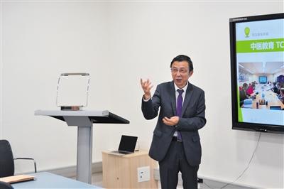 中國僑網(wǎng)2016年10月,,張相勇在巴塞羅那大學(xué)中醫(yī)學(xué)碩士研究生班開學(xué)時(shí)發(fā)言,。(采訪對象供圖)