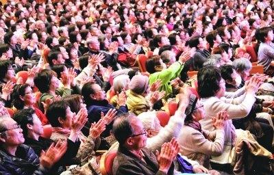 中國僑網(wǎng)演出現(xiàn)場熱情的日本觀眾