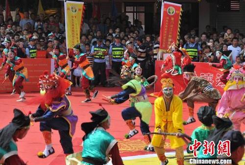 中國(guó)僑網(wǎng)5月7日,,來(lái)自廣東的國(guó)家非物質(zhì)遺產(chǎn)英歌舞為保生大帝巡安助陣,。 張斌 攝