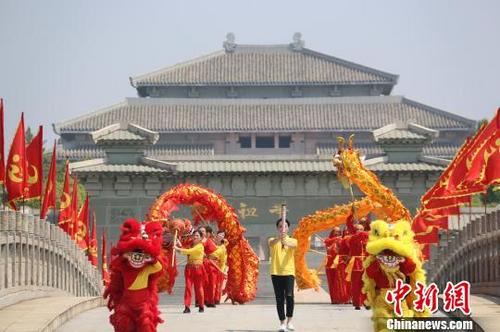 中國僑網(wǎng)世界華人炎帝故里尋根節(jié)圣火采集儀式在湖北隨州炎帝故里風(fēng)景名勝區(qū)舉行,。沈春艷 攝