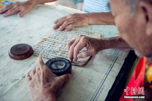 中國(guó)僑網(wǎng)資料圖:《更路簿》是海南漁民在開(kāi)發(fā)和經(jīng)營(yíng)西、南,、中沙群島的過(guò)程中,,用海南方言字寫(xiě)成,利用文字和地圖的方式描繪出的航海手冊(cè),。其最早出現(xiàn)在元代,,盛行于明末、清代和民國(guó)時(shí)期,,記錄了南海海域的100多處地名和重要的海洋資訊,。時(shí)光流逝,彼時(shí)的老船長(zhǎng)們正逐漸退出歷史,,只有《更路簿》記錄下他們的南海傳奇,。 中新社記者 駱云飛 攝