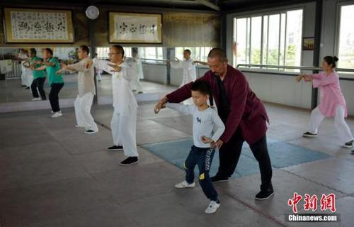 中國(guó)僑網(wǎng)陳氏太極拳黎門掌門:中國(guó)武術(shù)可打人也可養(yǎng)人。(中新社記者 劉忠俊 攝)