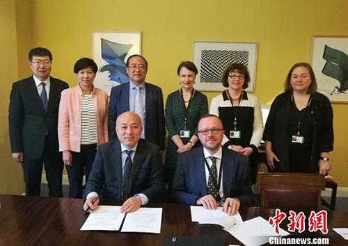 中國(guó)僑網(wǎng)倫敦時(shí)間5月15日上午10時(shí),,敦煌研究院與大英博物館在倫敦簽訂首份合作備忘錄,,決定以確立兩個(gè)機(jī)構(gòu)之間的合作關(guān)系,。大英博物館副館長(zhǎng)Jonathan Williams與敦煌研究院院長(zhǎng)王旭東簽署備忘錄,。 敦煌研究院供圖