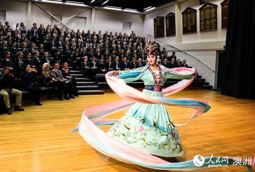 中國(guó)僑網(wǎng)國(guó)家一級(jí)演員,、黑龍江省京劇院蔣蘭蘭演出京劇《天女散花》片段。(人民網(wǎng)記者 王思琪 攝)