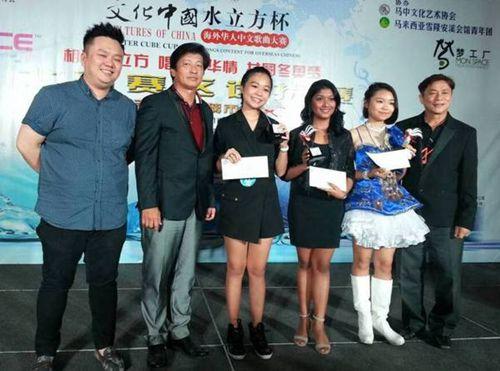 中國(guó)僑網(wǎng)青少年組冠亞季軍得主與頒獎(jiǎng)嘉賓合影。(馬來(lái)西亞《南洋商報(bào)》)