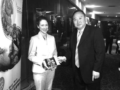 中國僑網(wǎng)滕俊杰(右)在3D全景聲京劇電影《霸王別姬》悉尼首映式后與電影節(jié)主席利·斯莫爾女士暢談,。(資料圖)