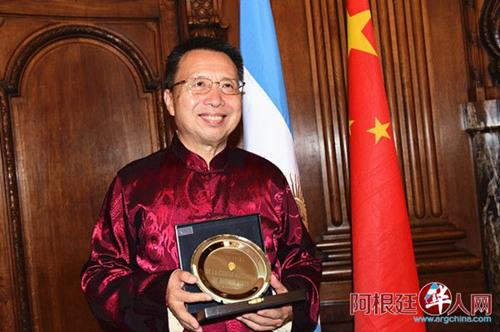 中國僑網旅阿華人中醫(yī)師鐘清被授予“推廣中醫(yī)榮譽獎”。(阿根廷華人網/柳軍 攝)