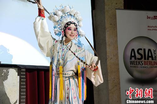 中國僑網(wǎng)當(dāng)?shù)貢r(shí)間5月16日,,柏林亞太周中國使館日活動(dòng)上由成都市呈現(xiàn)的的川劇表演《人間好》,。 中新社記者 彭大偉 攝
