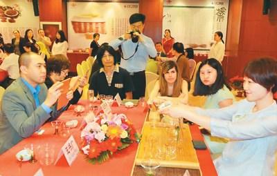 中國僑網(wǎng)圖為茶藝師向中外友人展示茶藝,。(圖片由主辦方提供)