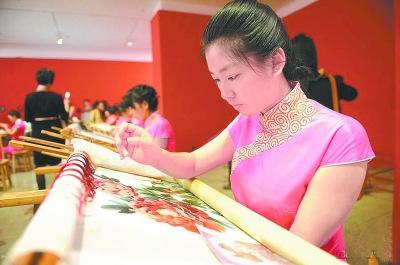 中國僑網湖南湘繡城繡女趕制海外市場繡品。
