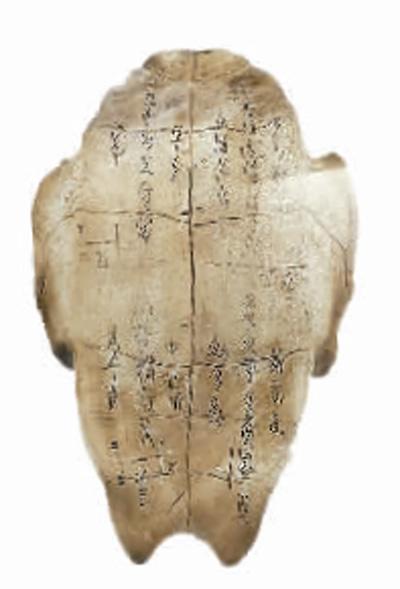 中國僑網(wǎng)展出的甲骨殘片仿制品。