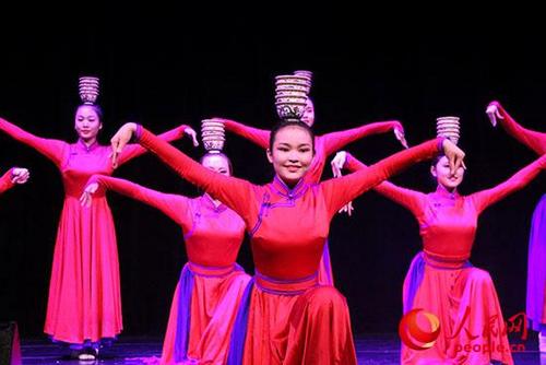 中國(guó)僑網(wǎng)內(nèi)蒙古藝術(shù)學(xué)院舞蹈演員表演的群舞《祝福》拉開了“草原之聲”演出的帷幕。