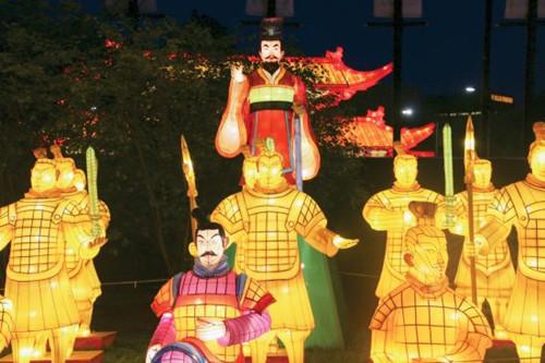 中國僑網(wǎng)兵馬俑彩燈。(美國《僑報(bào)》/思懿 攝)