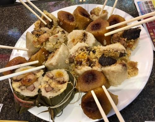 中國(guó)僑網(wǎng)一家華資商家制作的端午粽子,。(美國(guó)《世界日?qǐng)?bào)》/楊青 攝)
