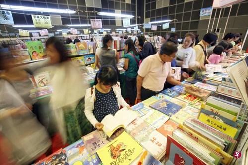 中國僑網(wǎng)書展現(xiàn)場,。(新加坡《聯(lián)合早報》/何家俊 攝)