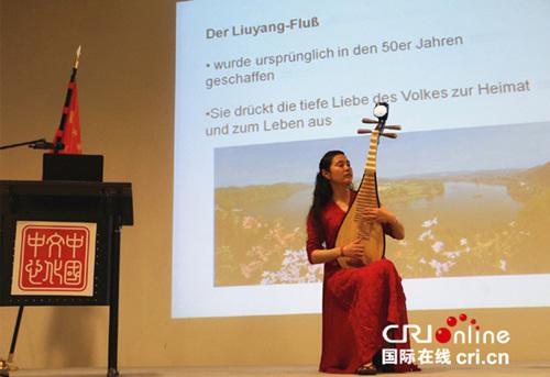 中國僑網(wǎng)曹月教授進(jìn)行琵琶演奏,。