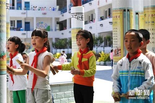 中國僑網(wǎng)延安市安塞區(qū)第二小學(xué)的小學(xué)生集體排練陜北說書——《說書娃娃》。(新華社記者 陳昌奇 攝)