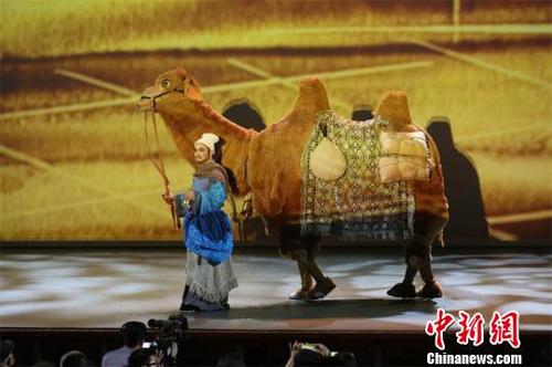 中國僑網(wǎng)川北大木偶原創(chuàng)劇目《絲路駝鈴》首演,。 王爵 攝